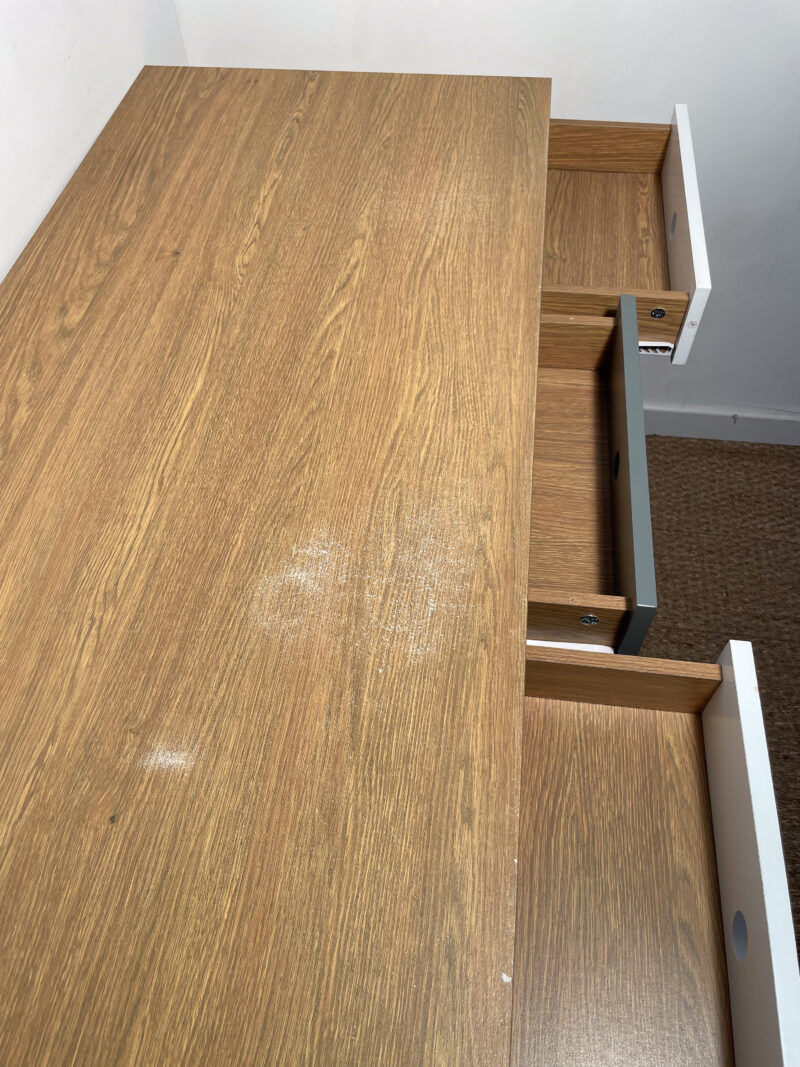 Bureau en bois et tiroirs à motifs – Image 5