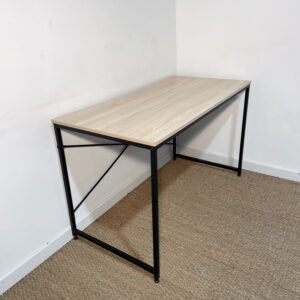 Bureau en bois et piètement noir