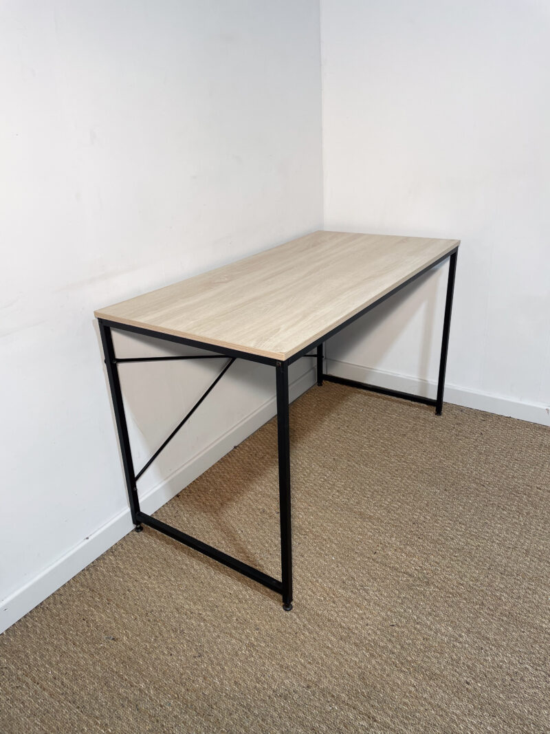 Bureau en bois et piètement noir