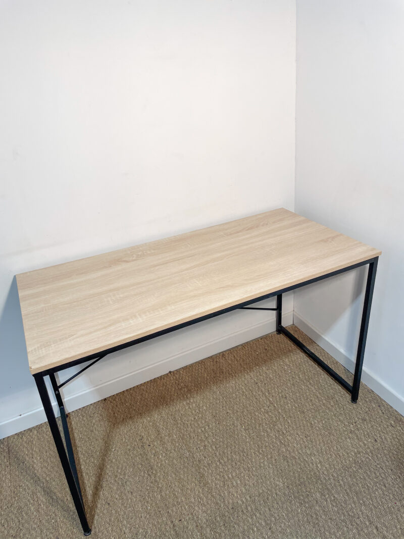 Bureau en bois et piètement noir – Image 3
