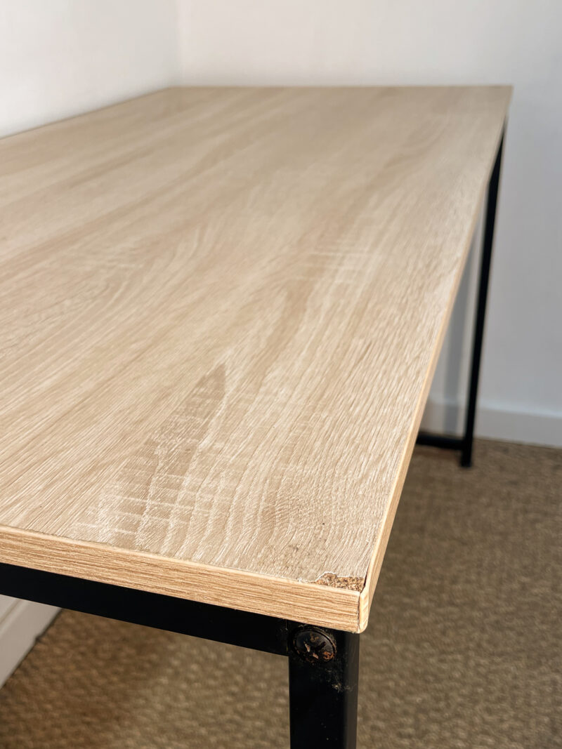 Bureau en bois et piètement noir – Image 4
