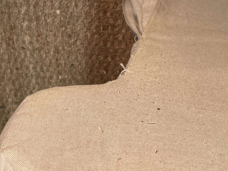 Petit canapé en tissu beige – Image 11