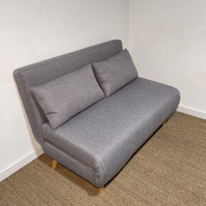 Petit canapé gris dépliable en banquette