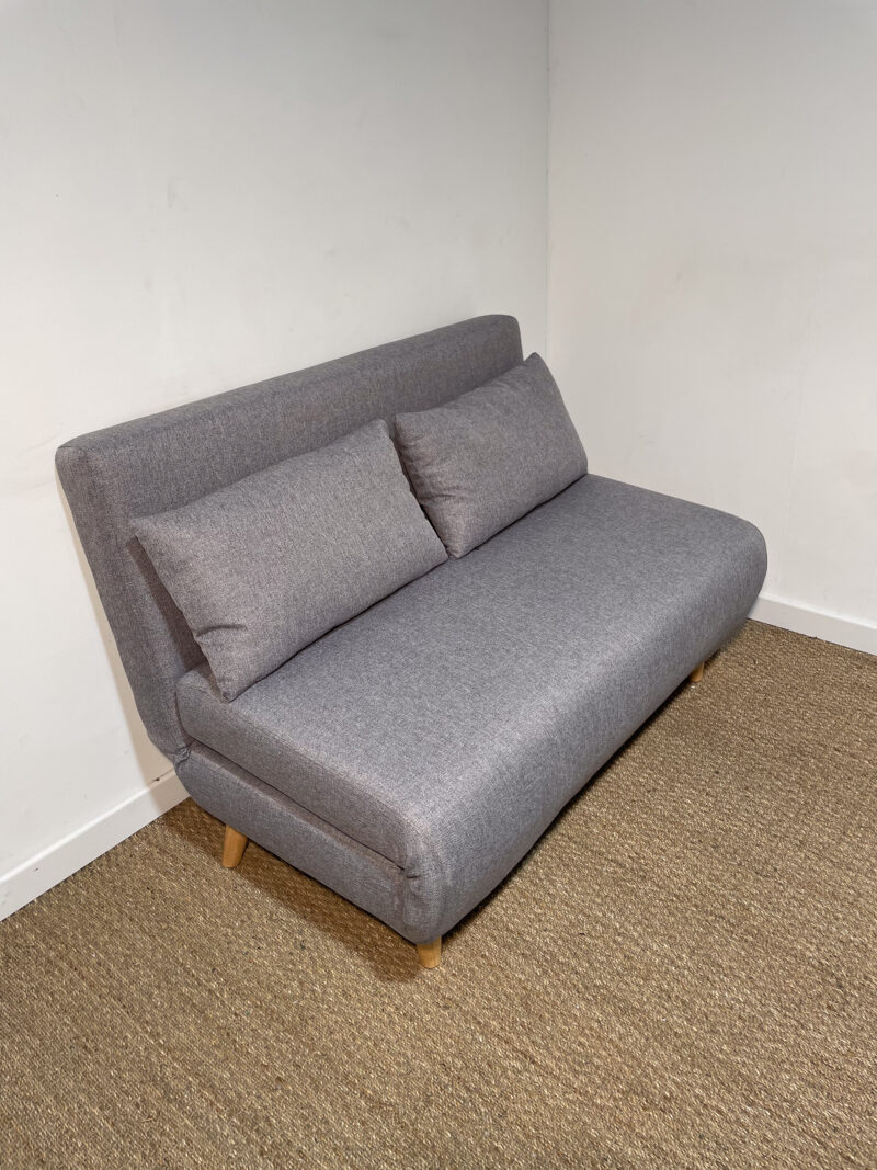 Petit canapé gris dépliable en banquette