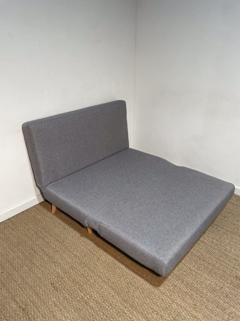Petit canapé gris dépliable en banquette – Image 3