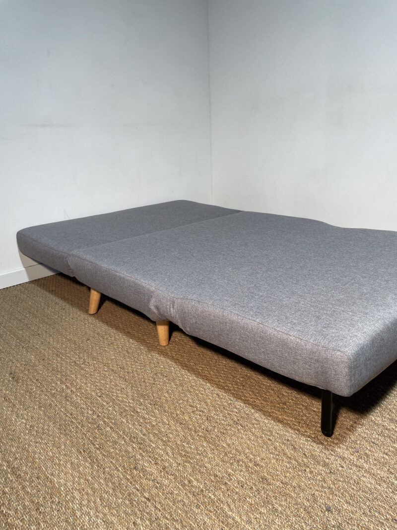Petit canapé gris dépliable en banquette – Image 4