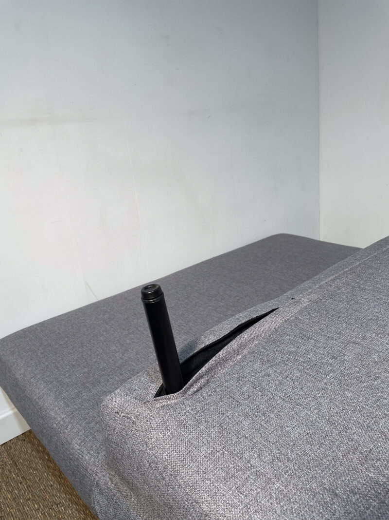 Petit canapé gris dépliable en banquette – Image 5