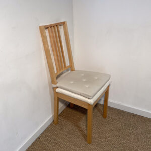 Chaise en bois avec assise en tissu beige