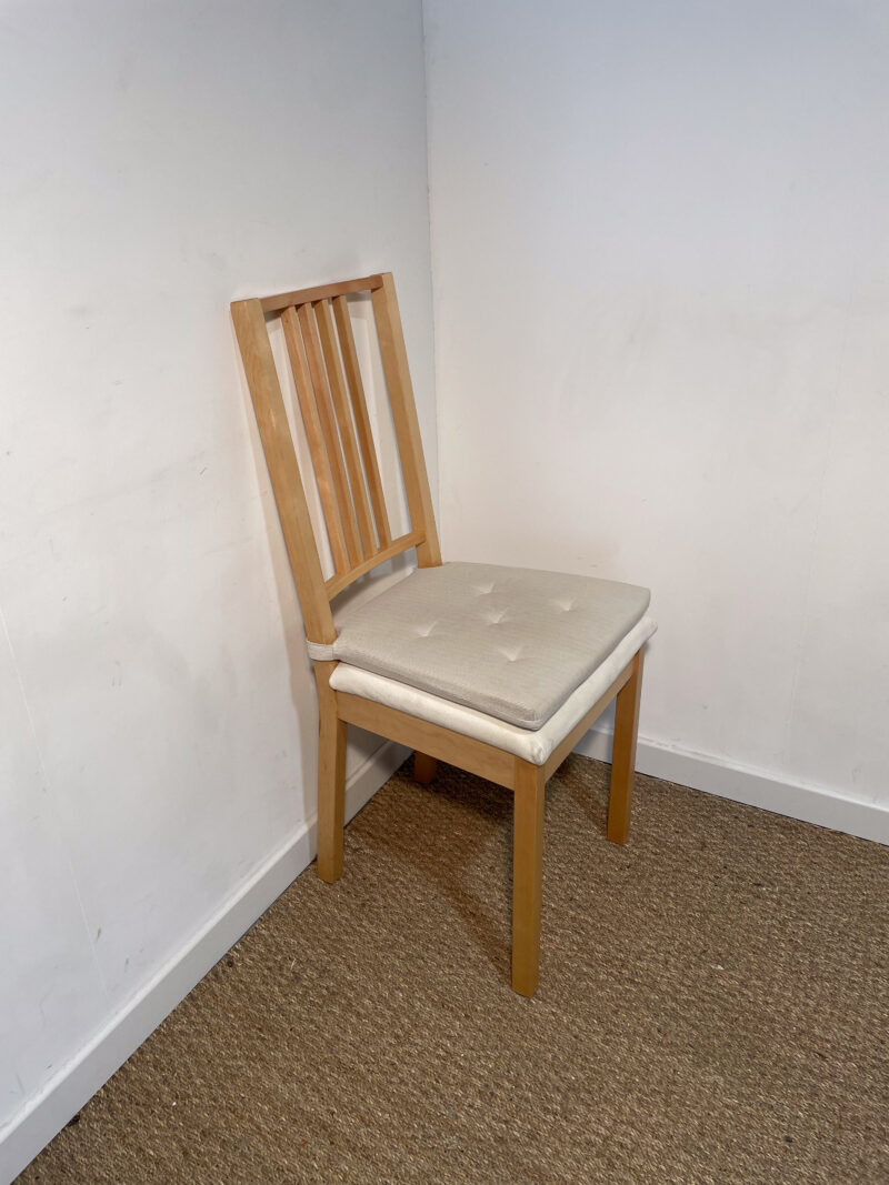 Chaise en bois avec assise en tissu beige