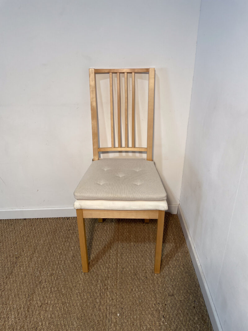 Chaise en bois avec assise en tissu beige – Image 2