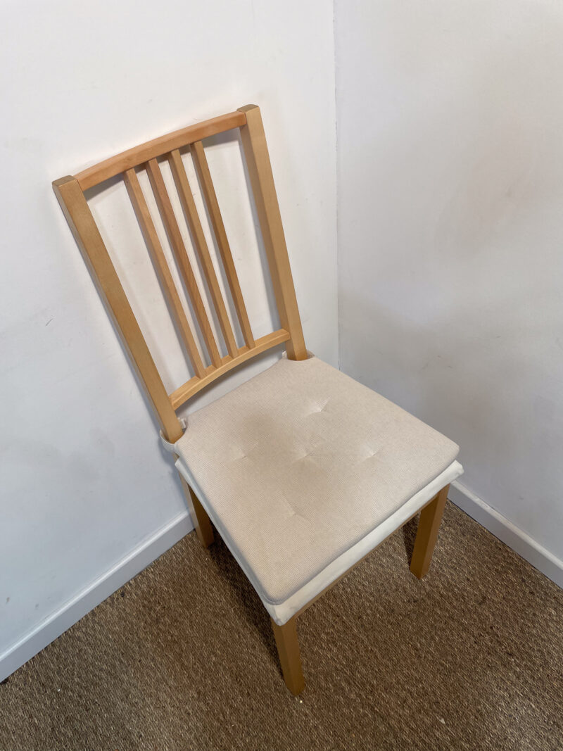 Chaise en bois avec assise en tissu beige – Image 3