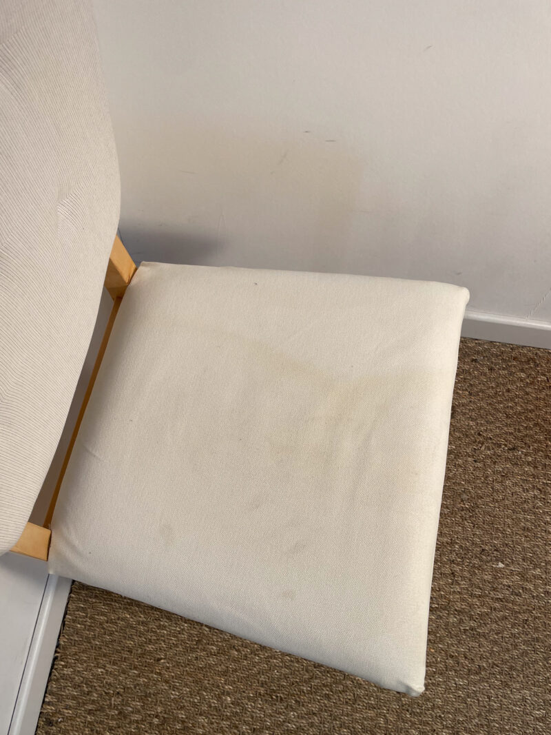 Chaise en bois avec assise en tissu beige – Image 4