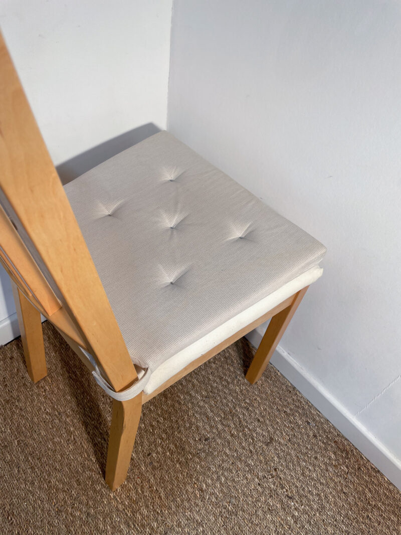 Chaise en bois avec assise en tissu beige – Image 6
