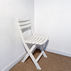 Chaise pliable en plastique blanc