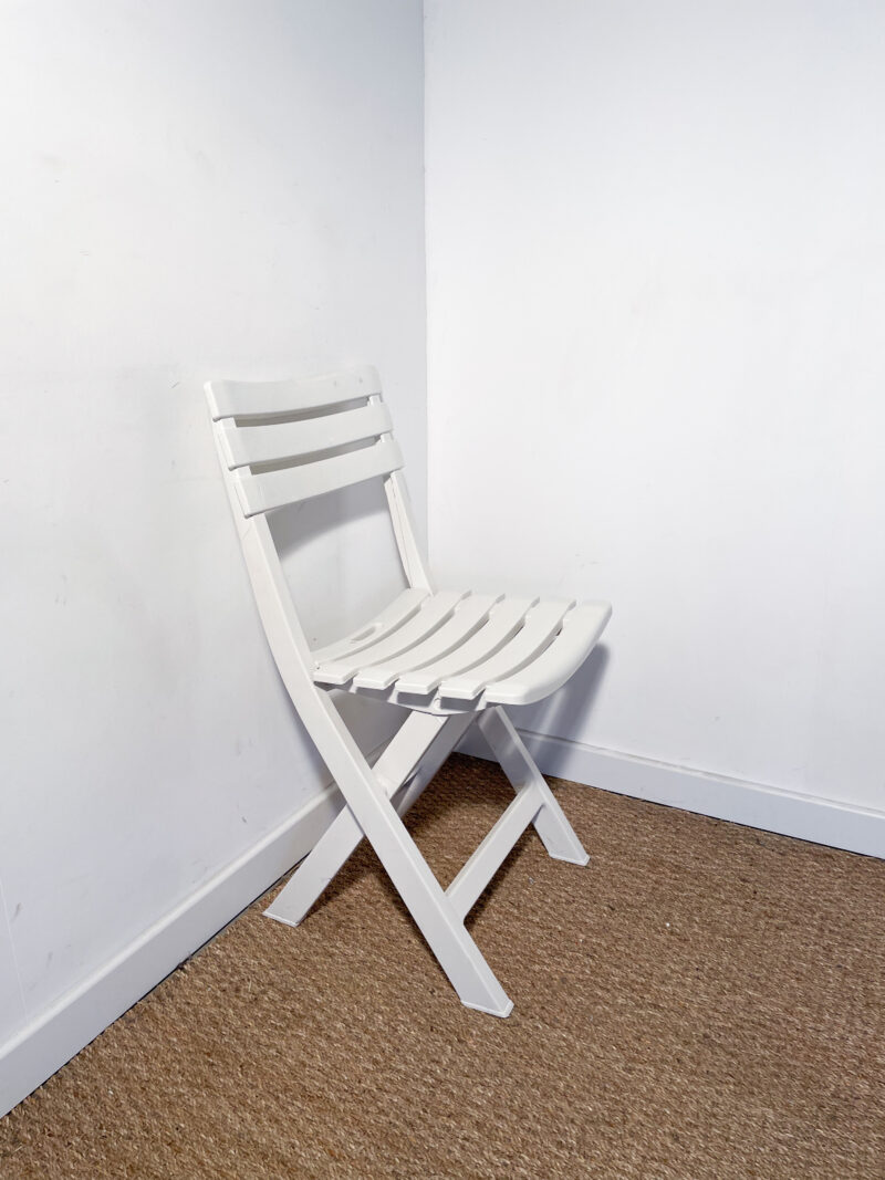 Chaise pliable en plastique blanc