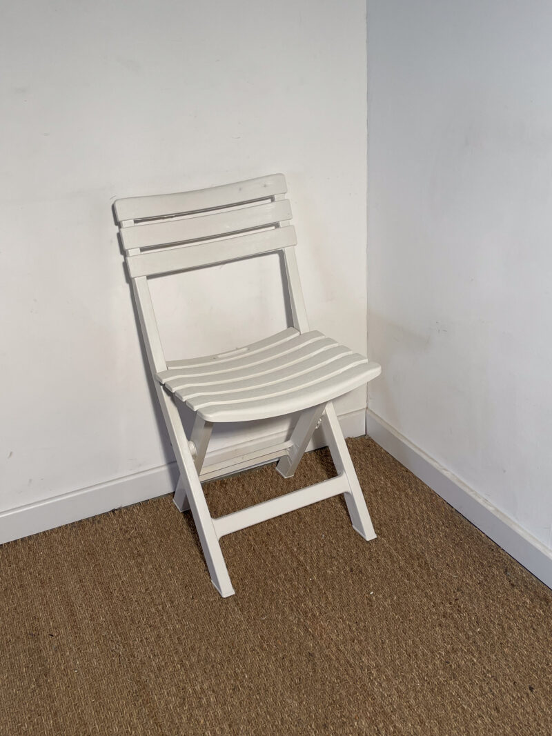 Chaise pliable en plastique blanc – Image 2