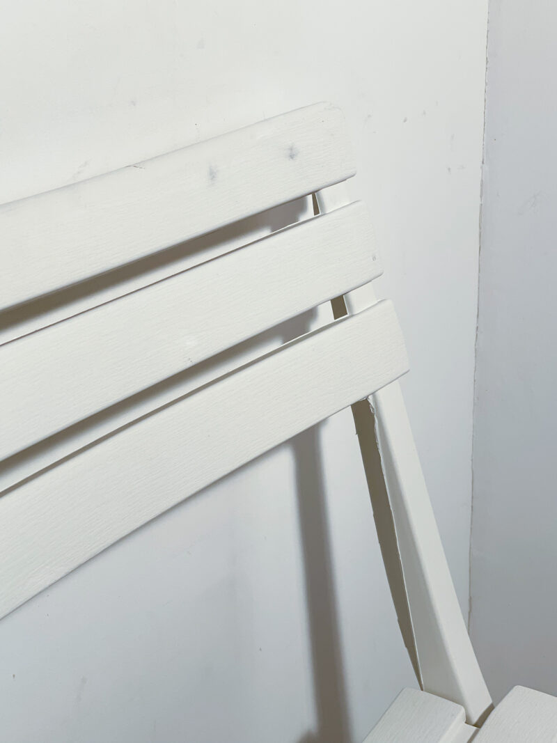 Chaise pliable en plastique blanc – Image 3