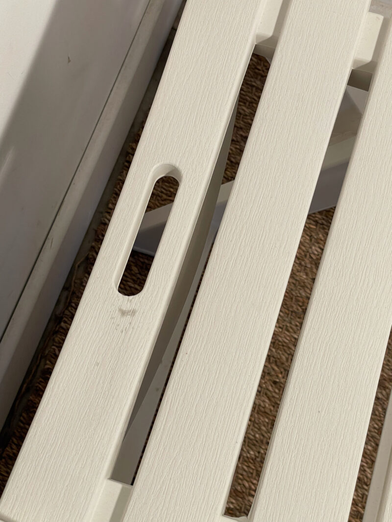 Chaise pliable en plastique blanc – Image 4