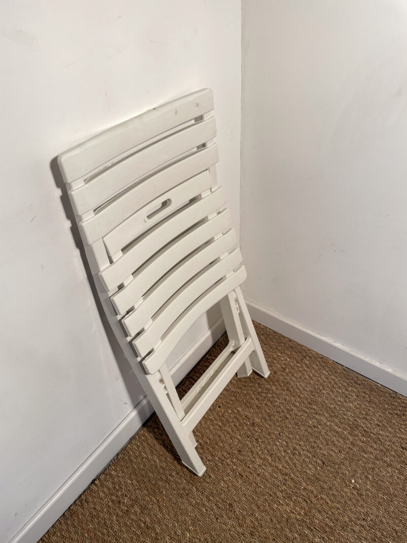 Chaise pliable en plastique blanc – Image 5