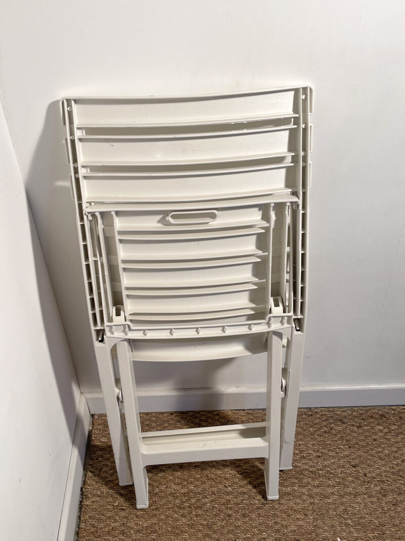 Chaise pliable en plastique blanc – Image 6