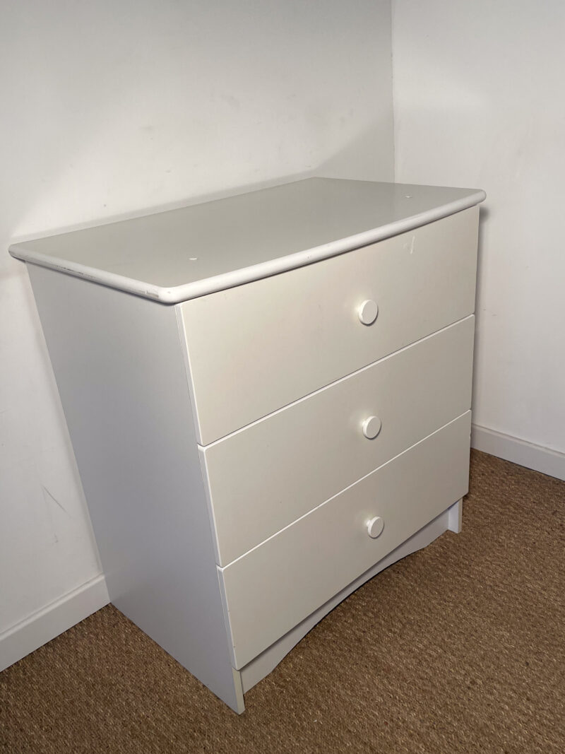 Commode blanche à tiroirs