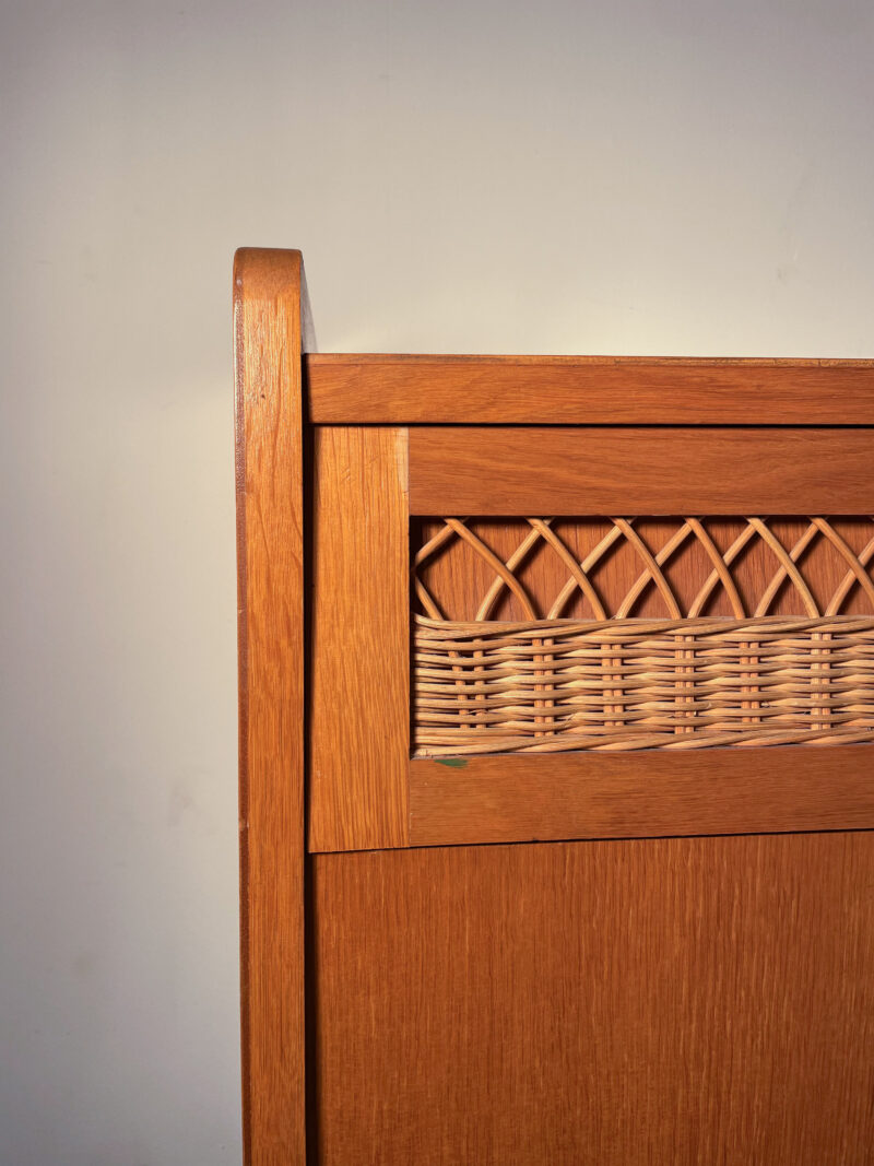 Buffet secrétaire vintage en bois et rotin – Image 7