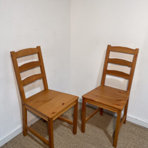 Lot de 2 chaises en bois