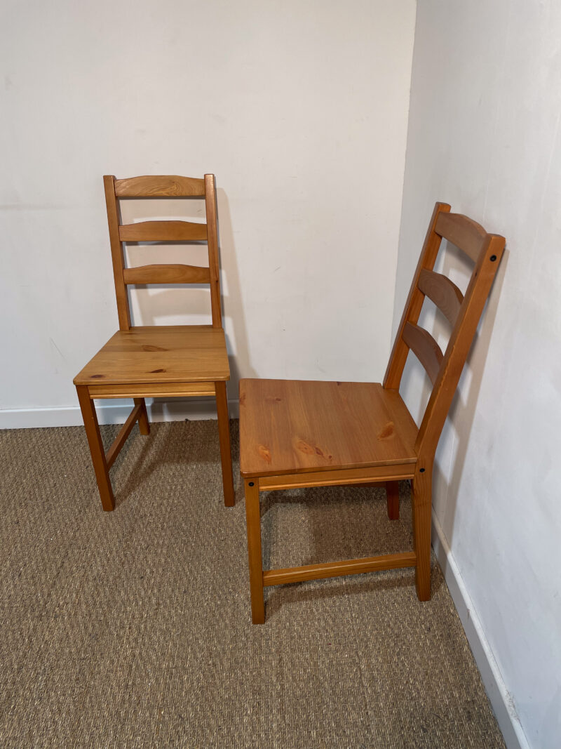 Lot de 2 chaises en bois – Image 2