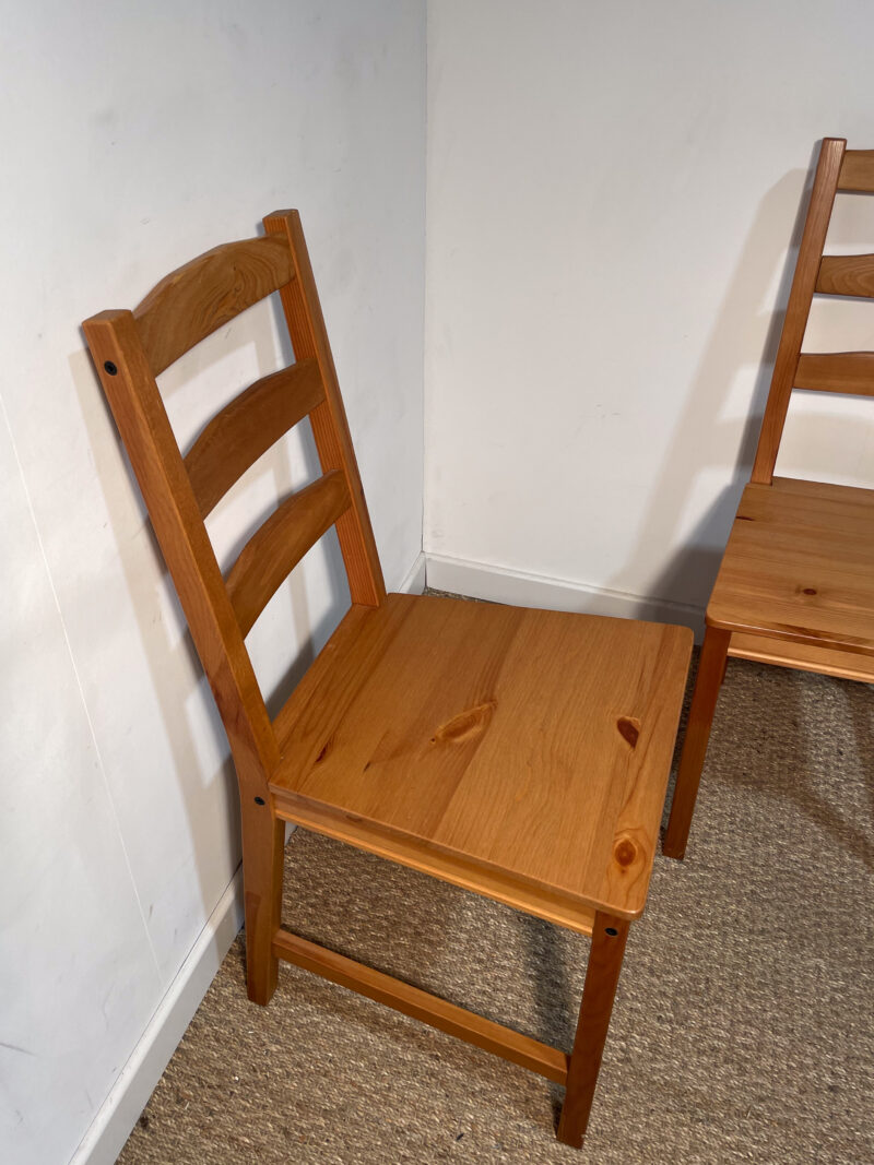 Lot de 2 chaises en bois – Image 3