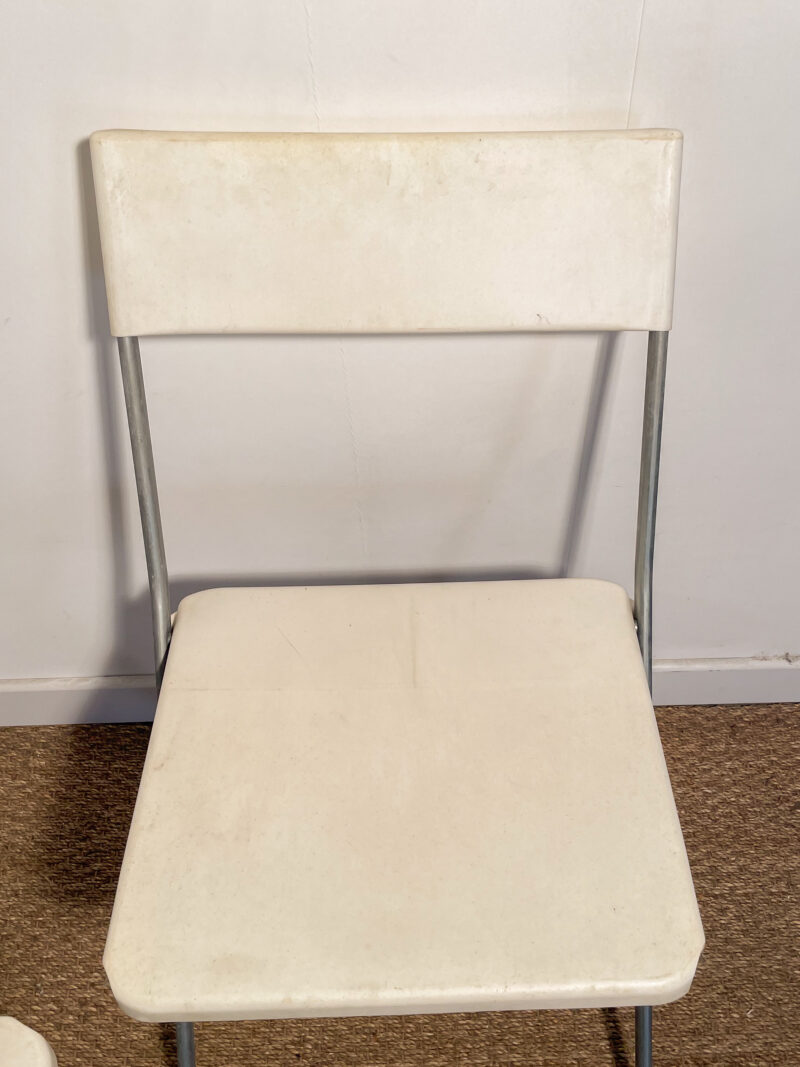 Lot de 2 chaises pliantes en plastique blanc – Image 3