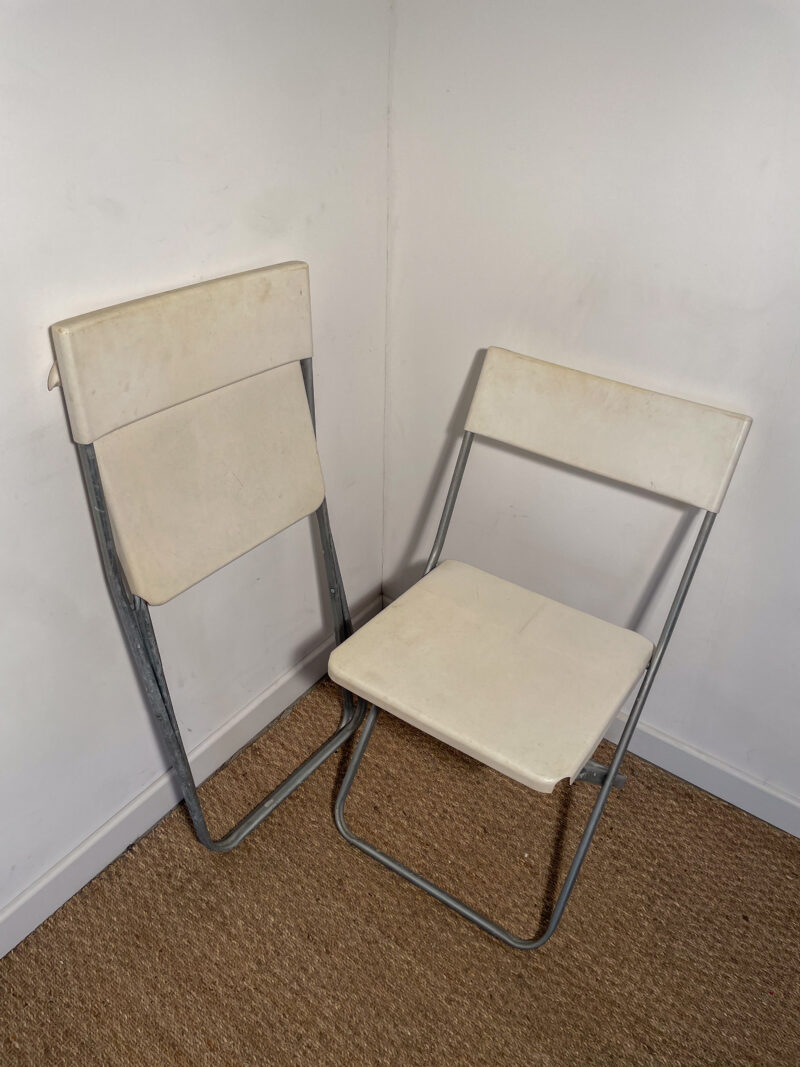 Lot de 2 chaises pliantes en plastique blanc – Image 4