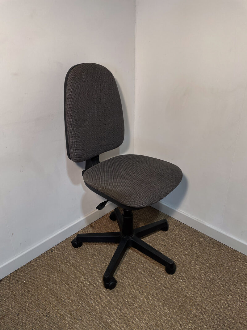 Chaise de bureau à roulettes en tissu gris foncé