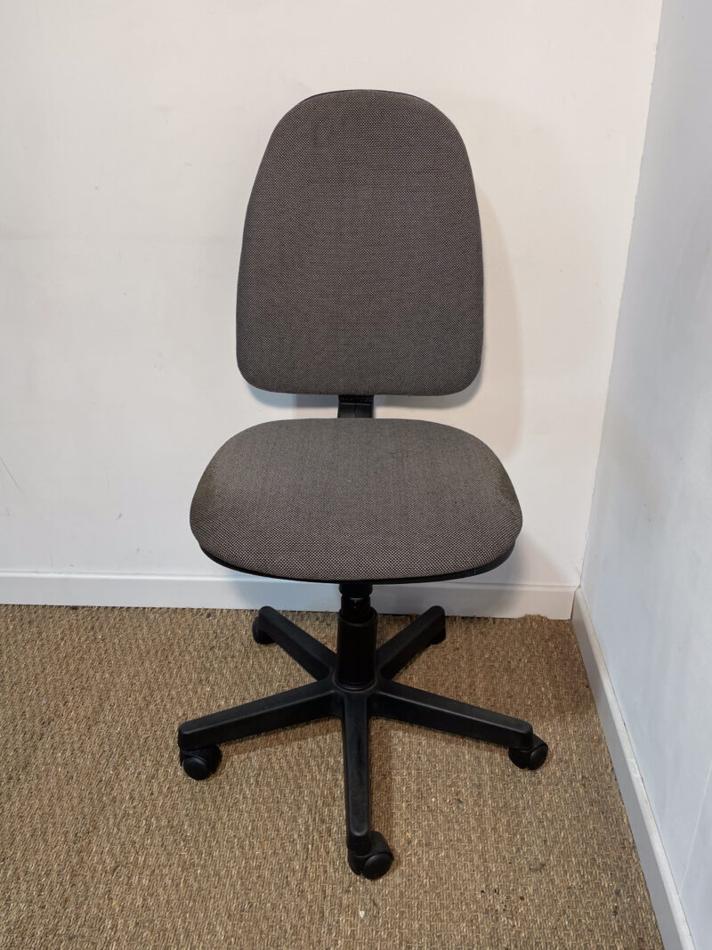 Chaise de bureau à roulettes en tissu gris foncé – Image 2
