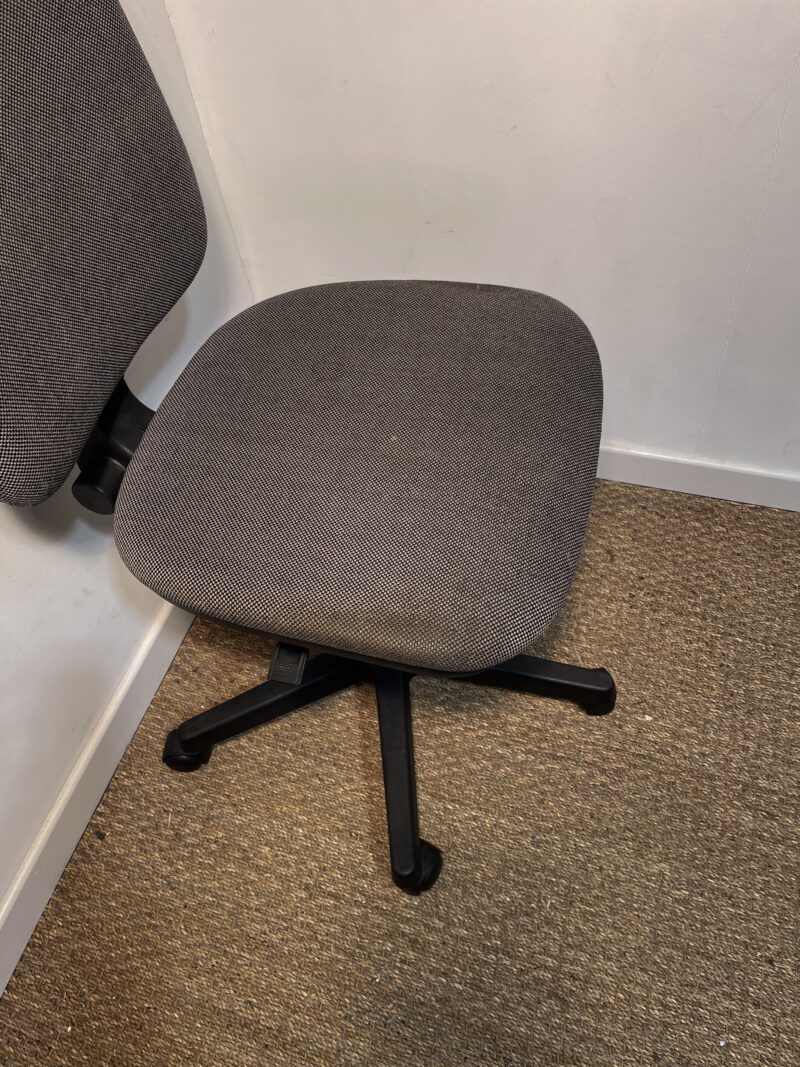 Chaise de bureau à roulettes en tissu gris foncé – Image 3