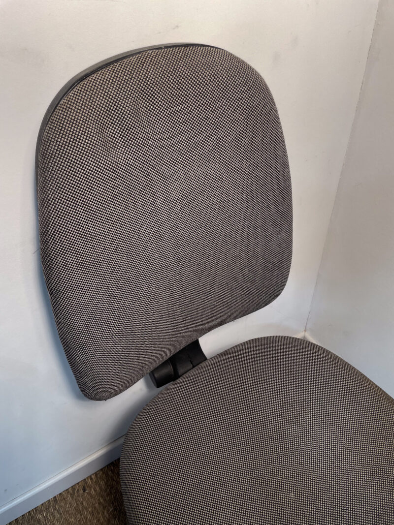 Chaise de bureau à roulettes en tissu gris foncé – Image 4