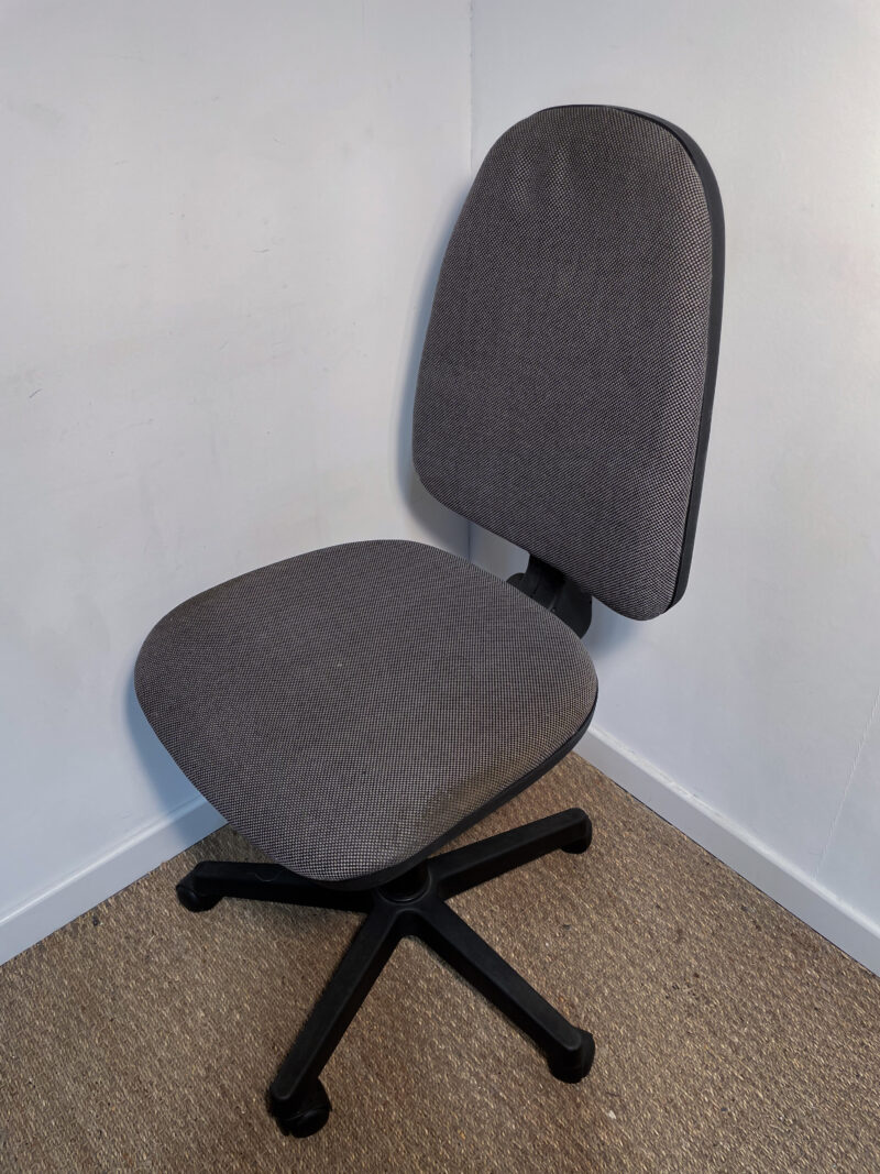 Chaise de bureau à roulettes en tissu gris foncé – Image 5