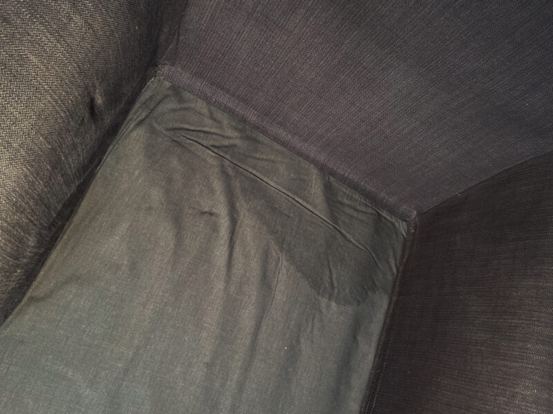 Fauteuil en tissu gris foncé – Image 4