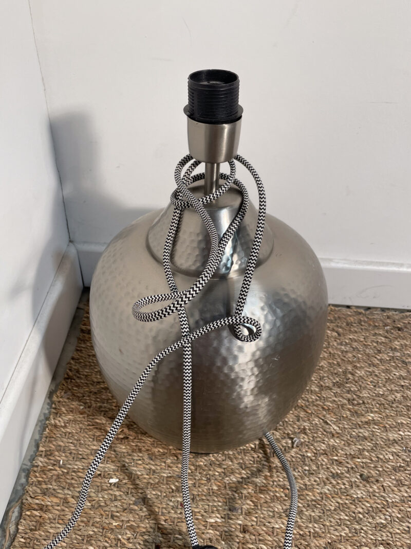 Pied de lampe gris effet martelé – Image 3