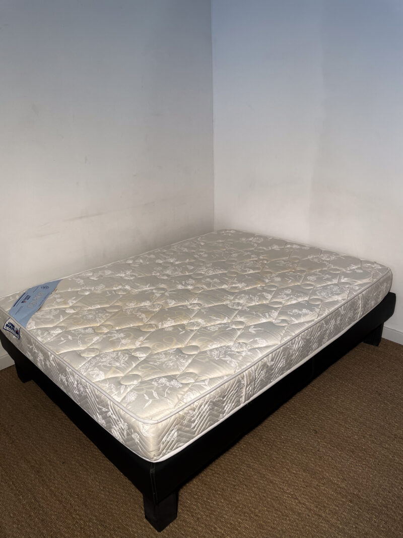 Matelas 140x190 à motifs fleuris