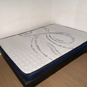 Matelas 140x190 à bords bleu marine