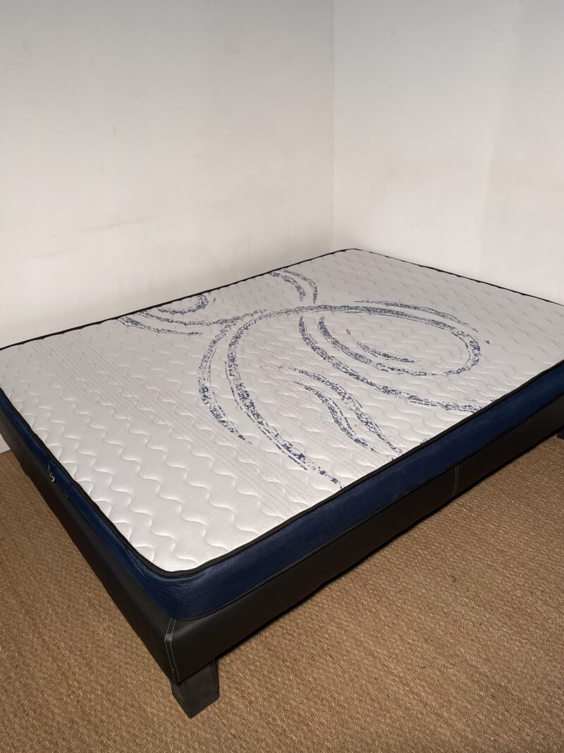 Matelas 140x190 à bords bleu marine