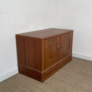 Meuble bas en bois foncé / Meuble TV