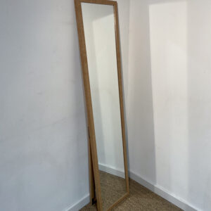 Miroir haut avec cadre en bois foncé