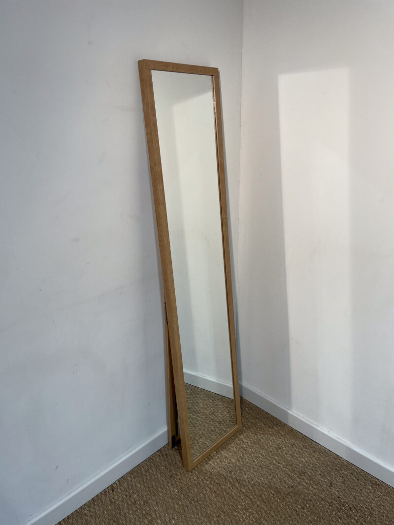 Miroir haut avec cadre en bois foncé