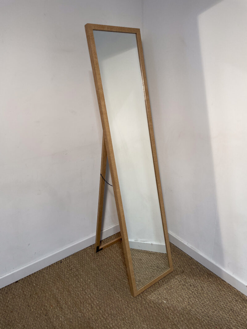 Miroir haut avec cadre en bois foncé – Image 2