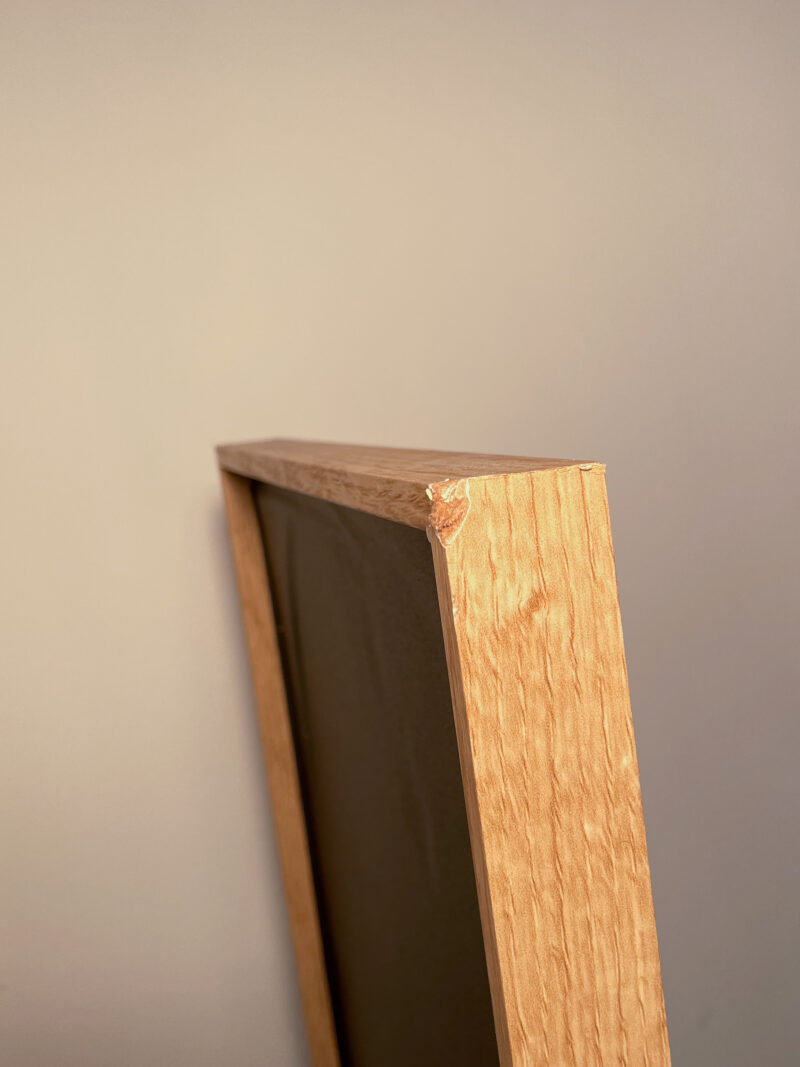 Miroir haut avec cadre en bois foncé – Image 4