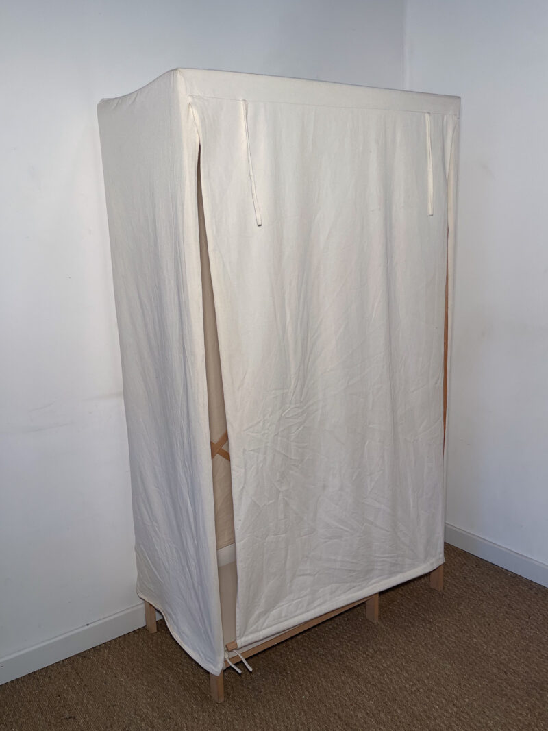 Penderie en bois et tissu