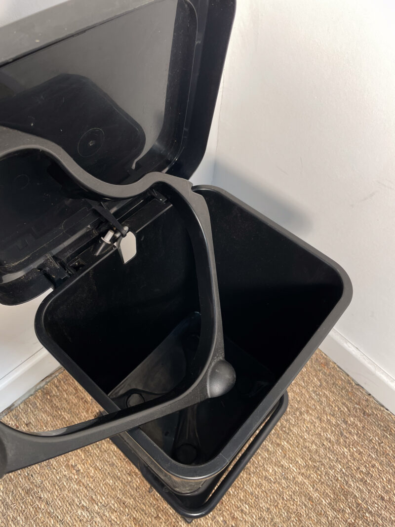 Petite poubelle à pédale en plastique – Image 4