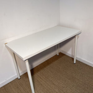 Table rectangulaire légère en bois blanc