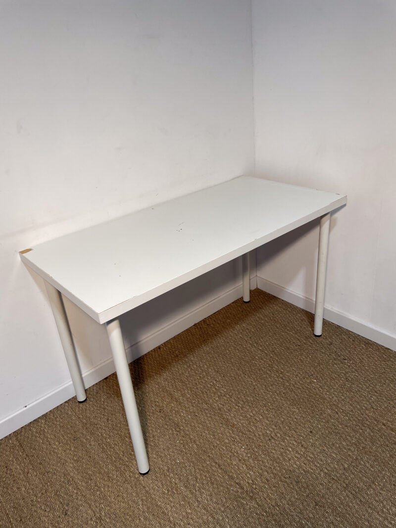 Table rectangulaire légère en bois blanc